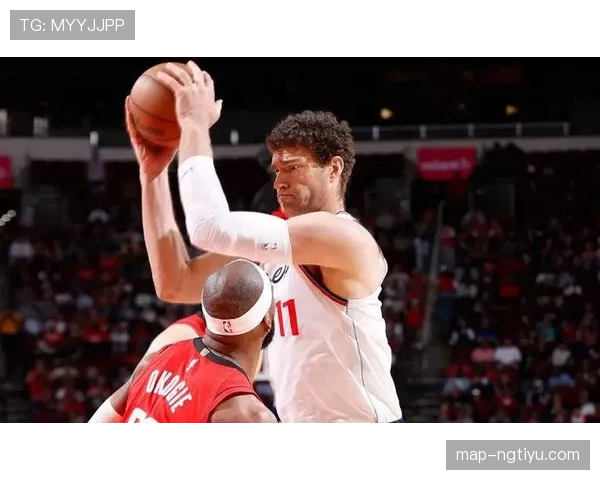 布鲁克·洛佩斯篮下单打高效拉开空间助雄鹿内线更具威胁