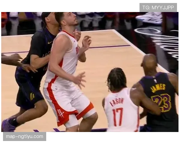 在篮球比赛中抢篮板时哪些动作会被判定为犯规？